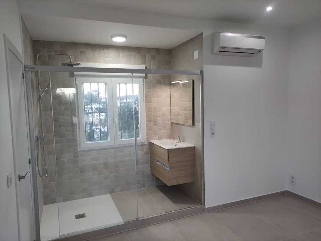 Baño con ducha de obra