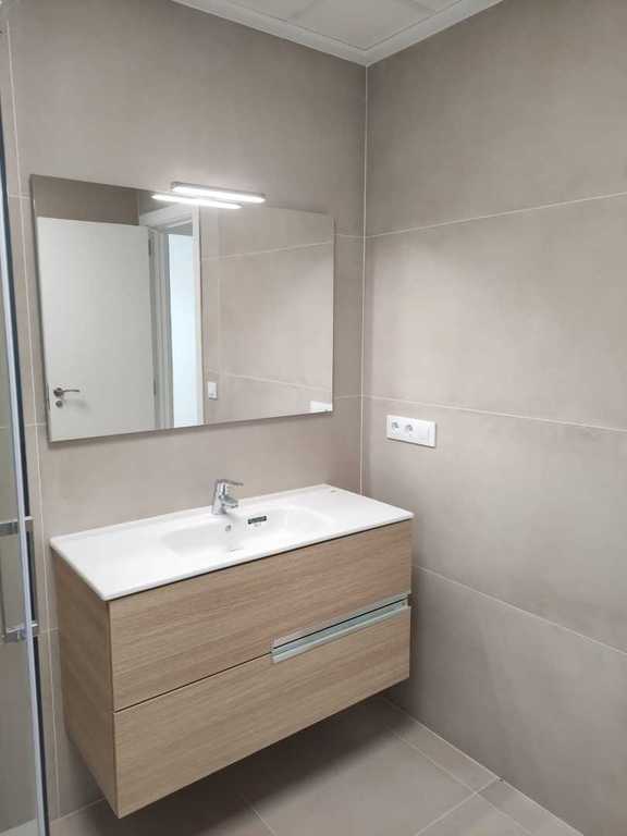 Baño con mueble suspendido