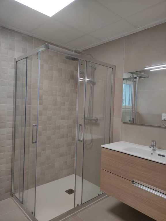 Ducha con mampara de cristal