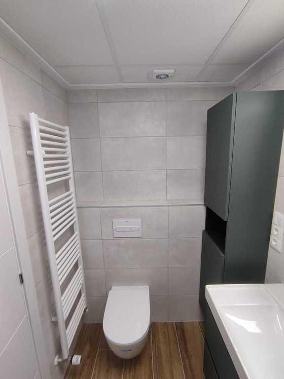 Baño con radiador toallero